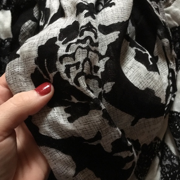 Express Black and White Infinity scarf - Picture 2 of 6
